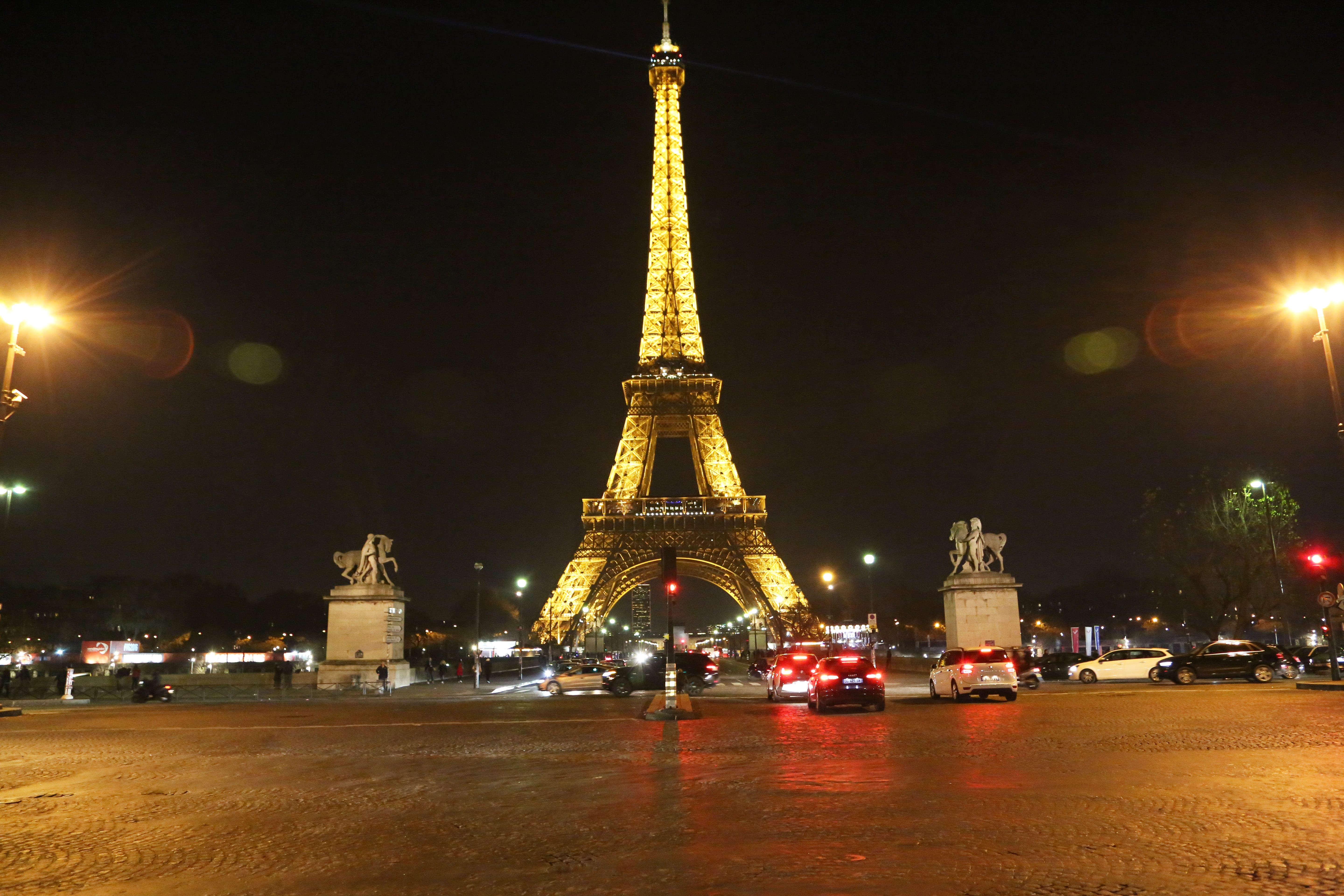 Eiffel Tower turns off its lights for Aleppo – Middle East Monitor