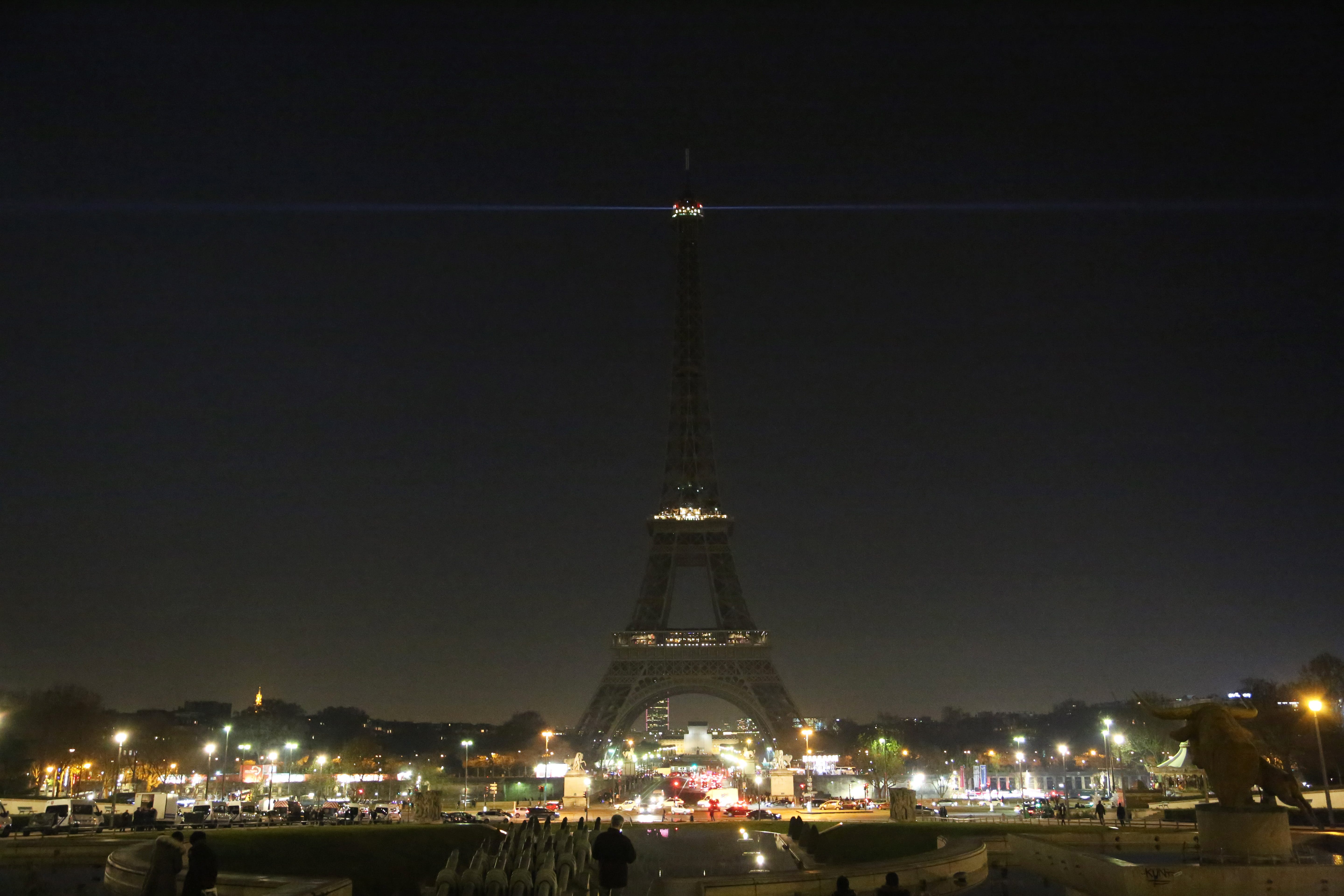 Eiffel Tower turns off its lights for Aleppo – Middle East Monitor