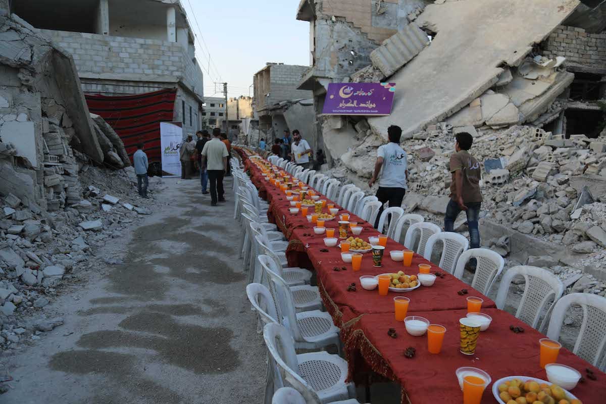 Syrians Break Their Fast Admist The Rubble – Middle East Monitor