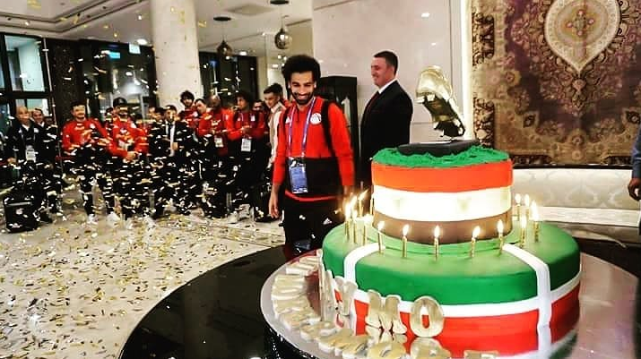 Fans bring smile to Salah's face with 100kg cake – Middle East Monitor