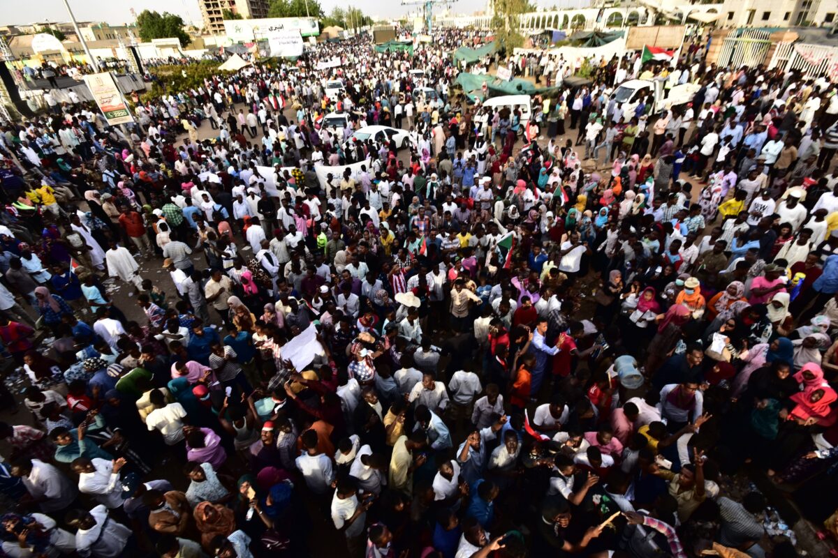 Thousands pray at Sudanese protest site, crowds demand civilian rule \u2013 Middle East Monitor