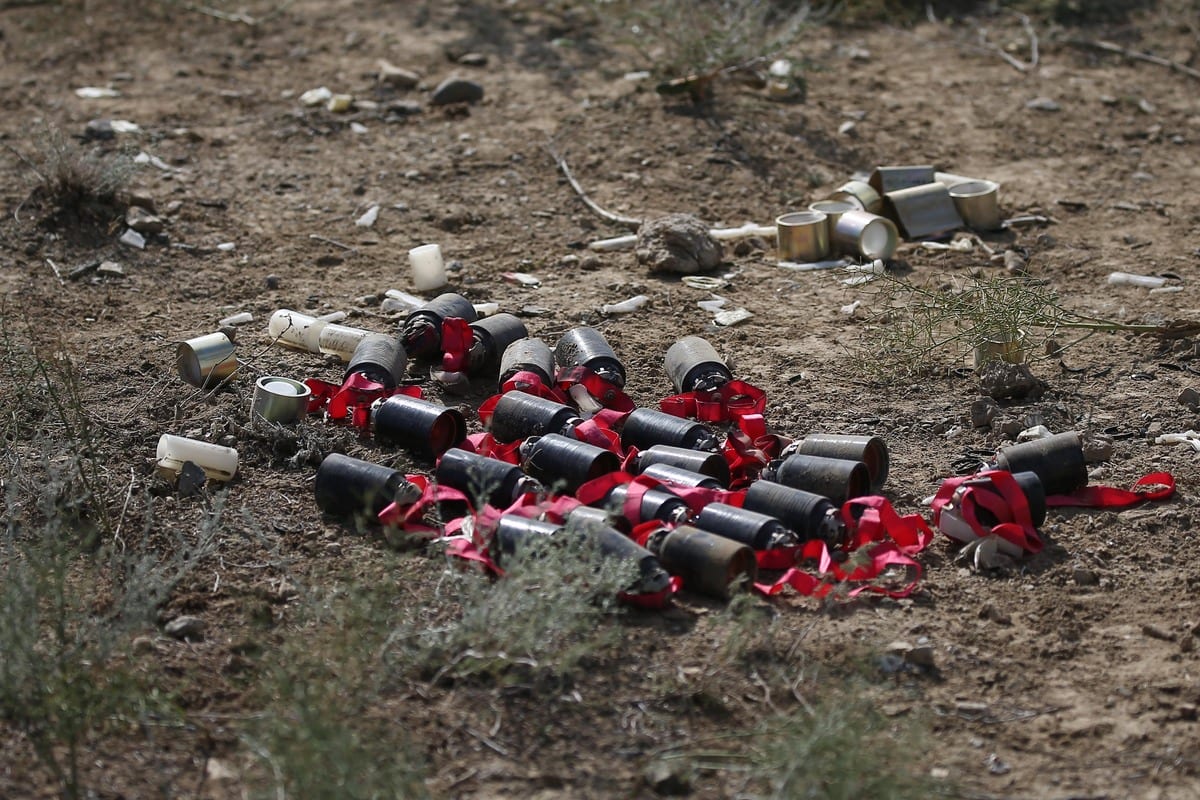 Суббоеприпас колокольчик. Кассетная бомба м 85. Неразорвавшиеся кассетные боеприпасы. Кассетные боеприпасы на Украине. Кассетные боеприпасы ВСУ.