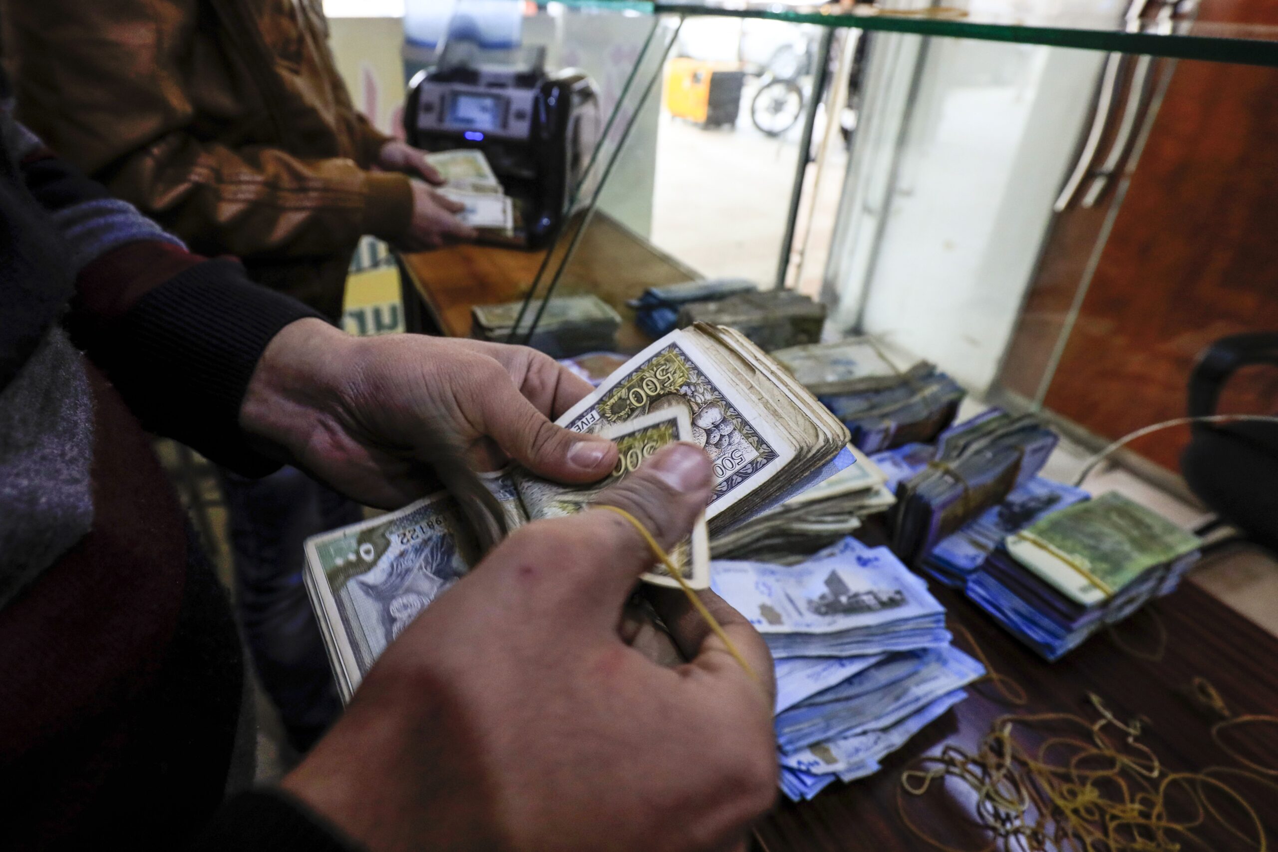 syria-lira-records-unprecedented-losses-against-us-dollar-middle-east