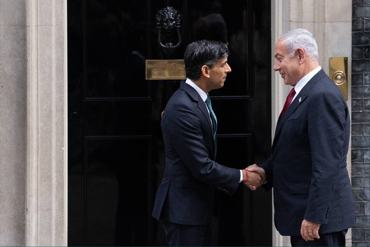 Britain's Prime Minister, Rishi Sunak (L), greets Israel's prime minister Benjamin Netanyahu in Downing Street on March 24, 2023 in London, England. Benjamin Netanyahu visits London against a backdrop of unrest at home. Protests are being held weekly across Israel against legislation being pushed through the Knesset by his government to restrain the judiciary. [Carl Court/Getty Images]