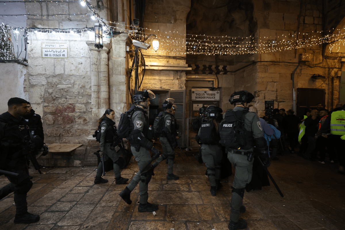 Israeli Police Raids Masjid Al-Aqsa – Middle East Monitor