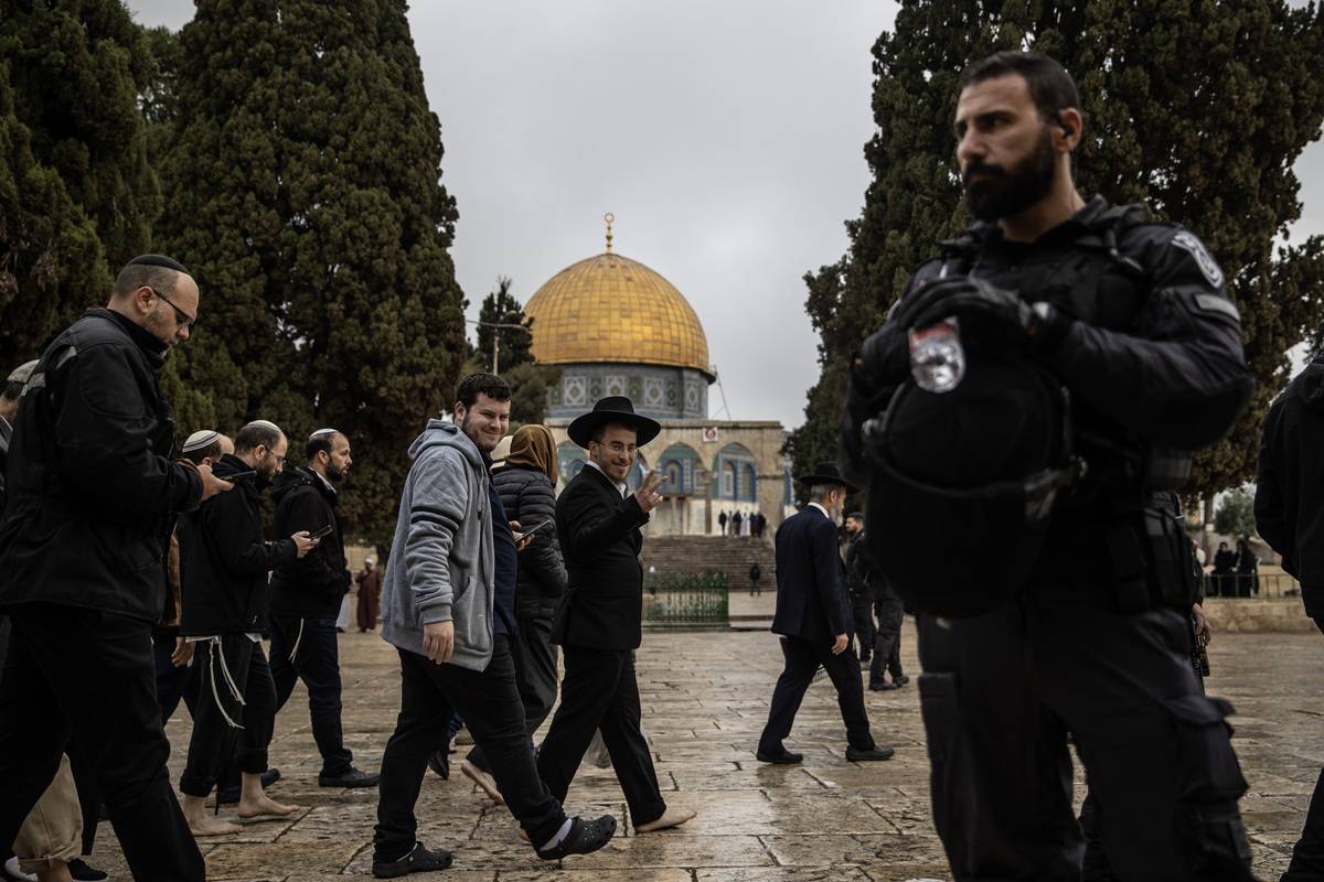 Hundreds Of Israel Settlers Storm Al-Aqsa Mosque Compound – Middle East ...