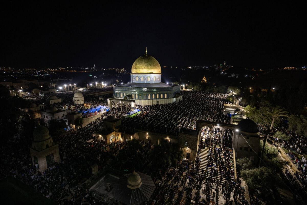 280,000 Palestinians mark 27th night of Ramadan in Al-Aqsa Mosque ...