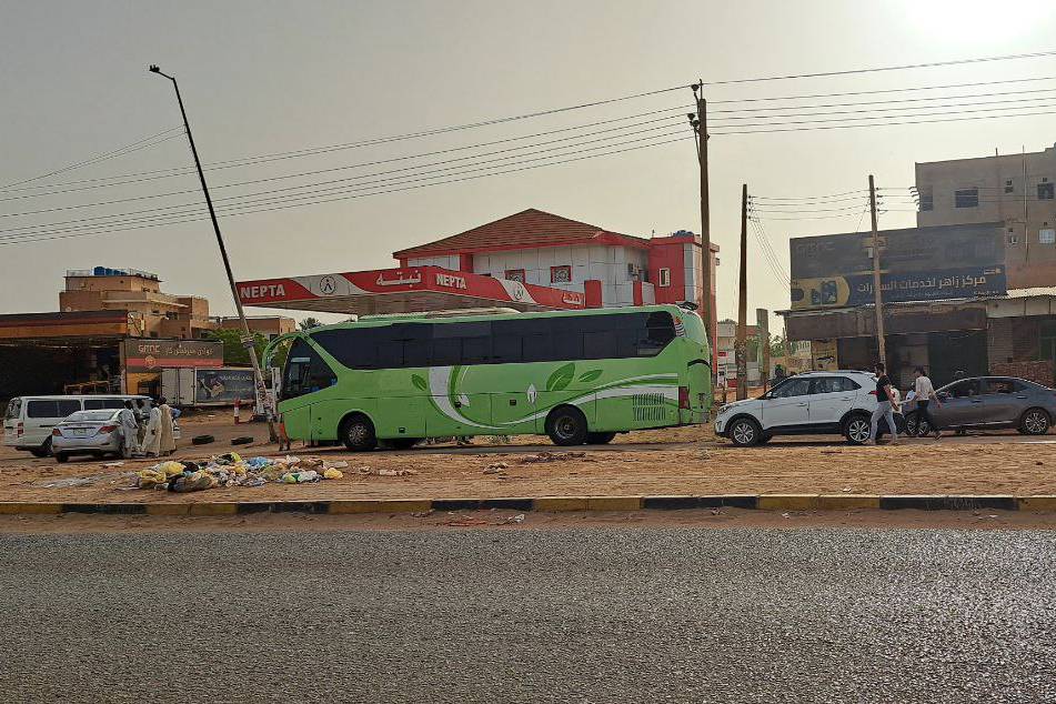 People escape from the region by buses due to the clashes even though a ceasefire between the Sudanese Armed Forces and the paramilitary Rapid Support Forces (RSF) for 72 hours has been taken on 11th day of the clashes in Khartoum, Sudan on April 25, 2023 [Ahmed Satti/Anadolu Agency]