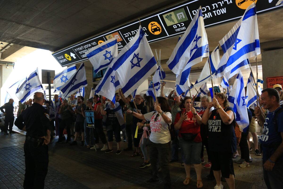 Protesters Face Off With Police At Israel Airport In Judicial Crisis ...