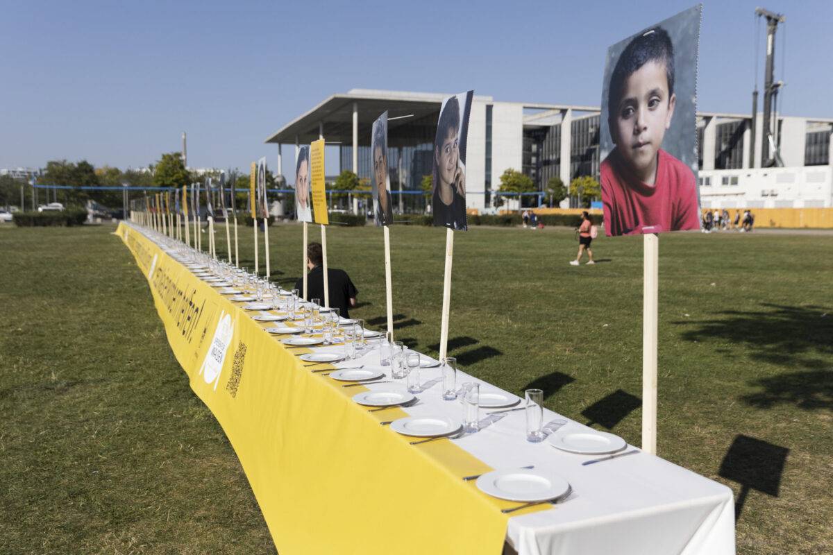 symbolic-dining-table-in-berlin-raises-awareness-of-earthquake-orphans