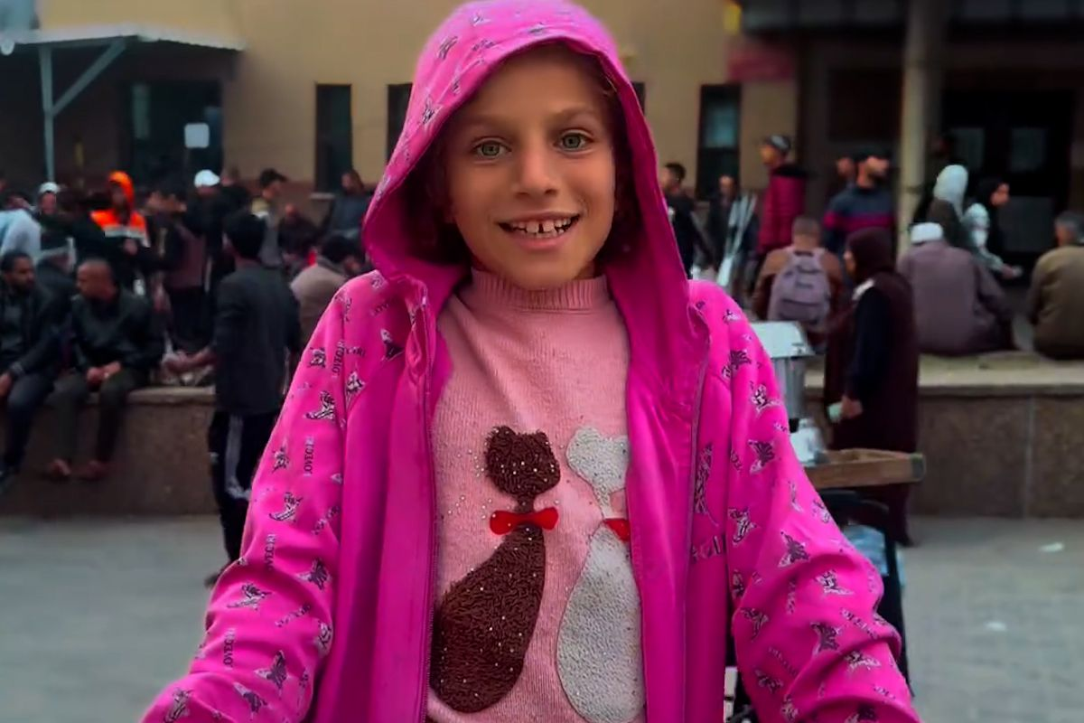 10 year old Girl Sells Chocolate And Spreads Joy Around Nasser Complex 