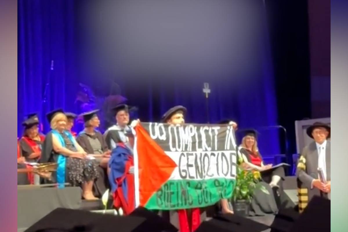 university-of-queensland-graduates-wear-keffiyehs-as-show-of-solidarity