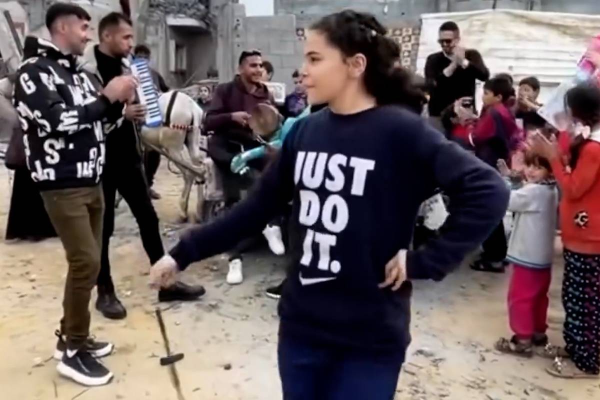 Young Gazan girl performs ‘Dabke’ to traditional Palestinian music ...