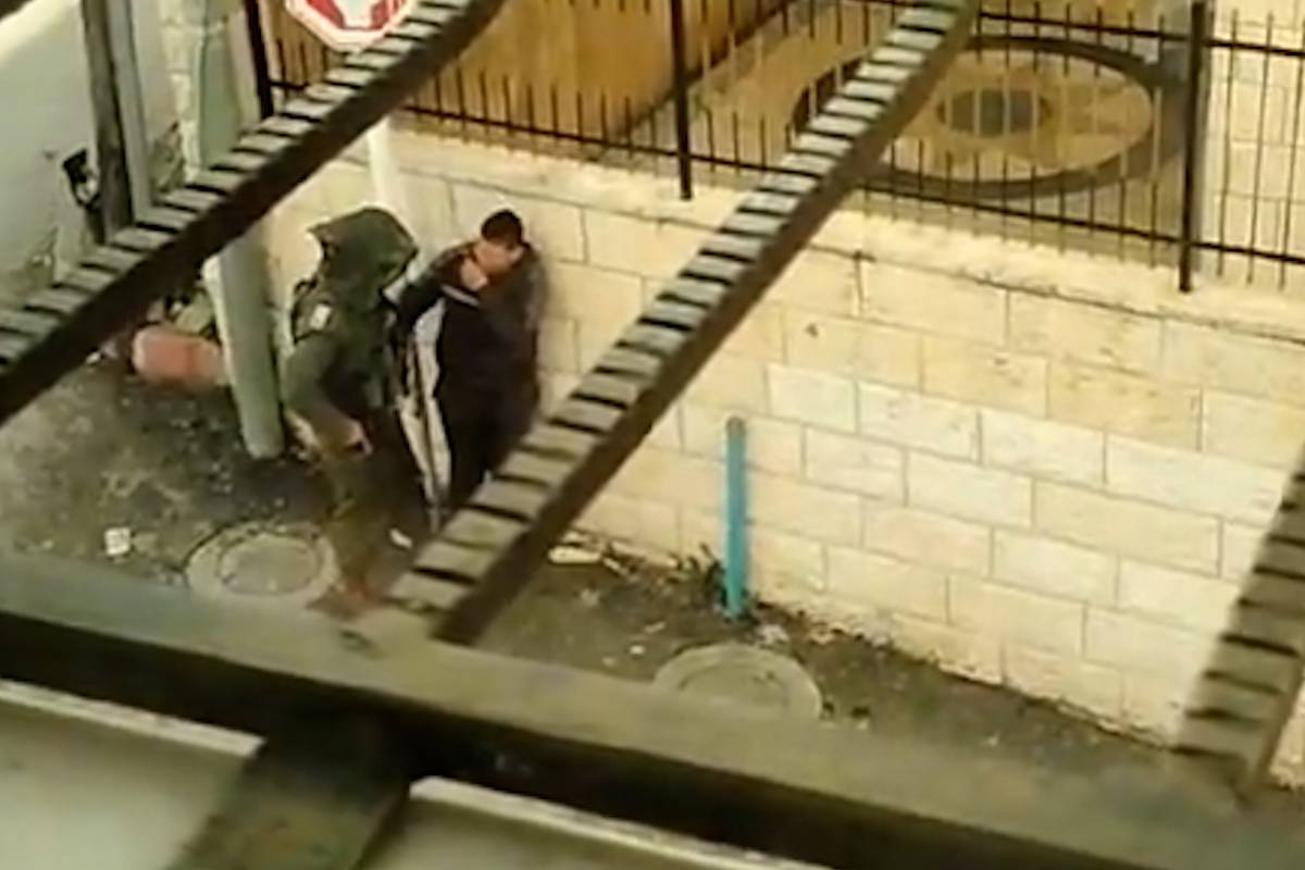 israeli-soldier-brutally-beats-a-10-year-old-palestinian-middle-east