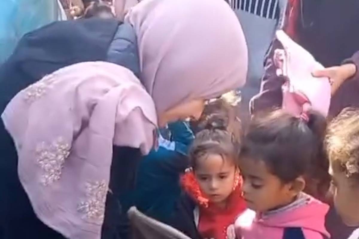 13-year-old-palestinian-girl-distributes-clothes-to-displaced-children