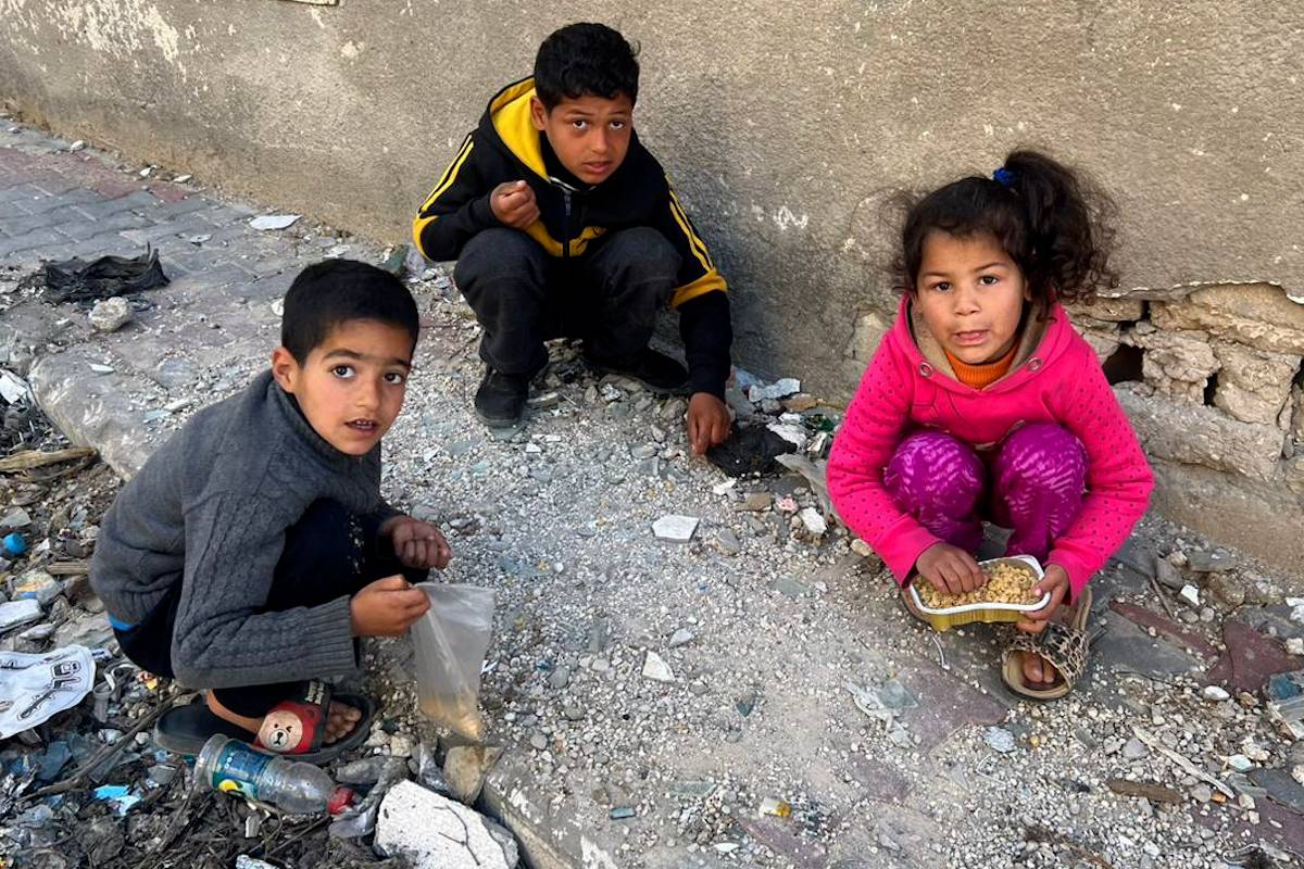 Gaza City: hungry children scavenge for pasta on roadside – Middle East ...