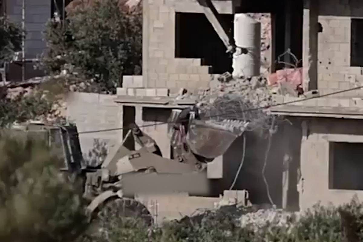 israel-uses-bulldozer-to-throw-palestinian-man-s-body-into-a-pit