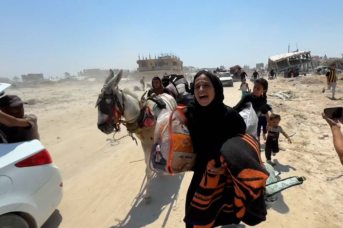 Thousands of displaced Palestinians in Gaza’s Khan Yunis fleeing ...